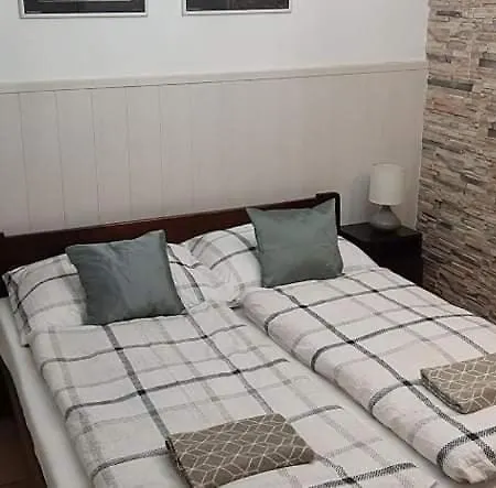 Harmónia Parasztház és * Poroszló
